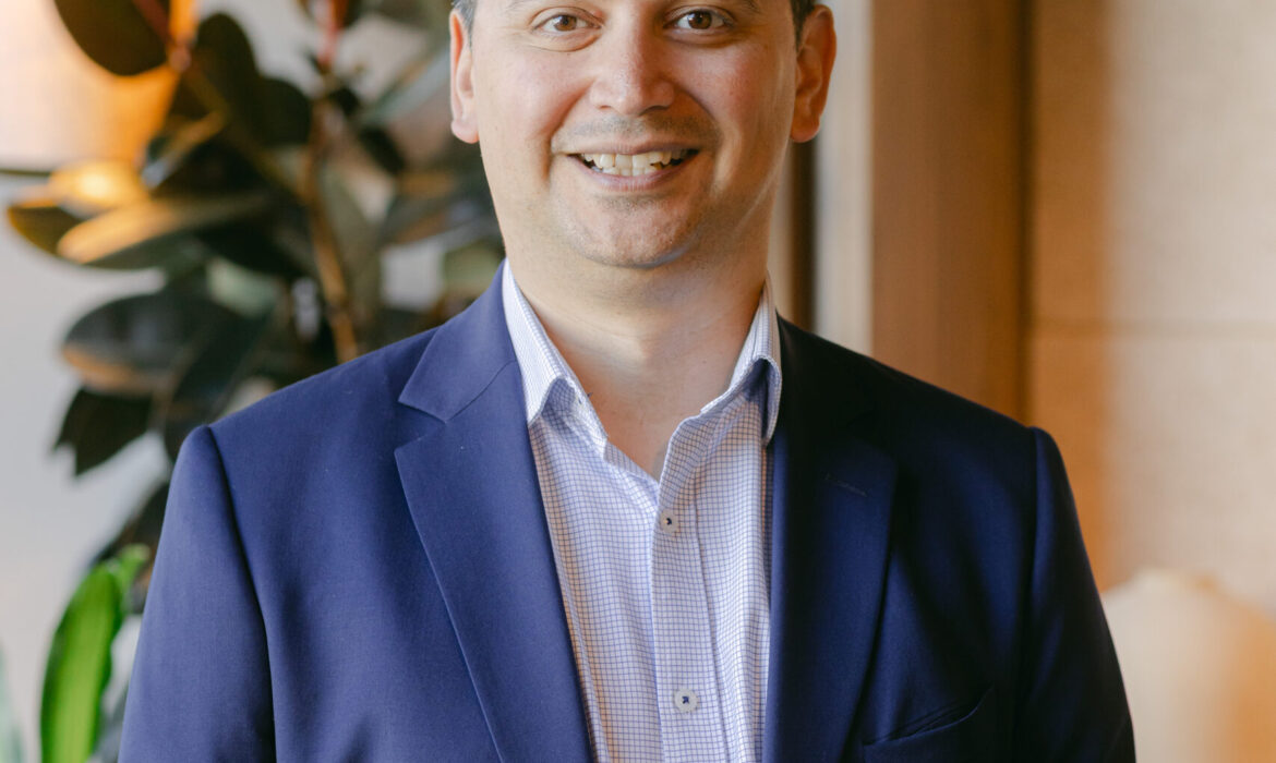 Ivor Jenik Headshot